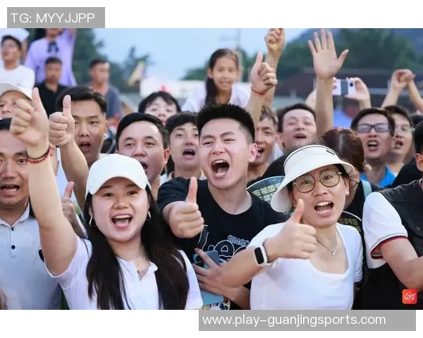 杨蓉足球热情洋溢展现运动魅力助力青少年足球发展新风潮